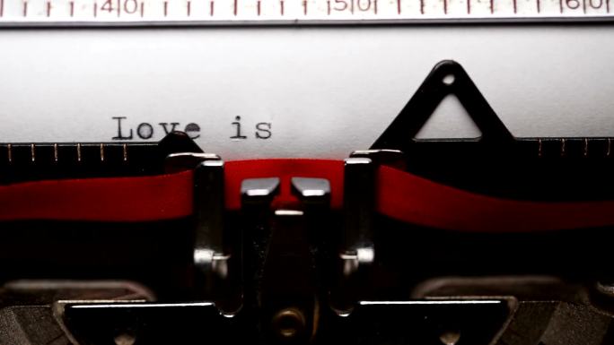 用旧打字机写短句“爱是”