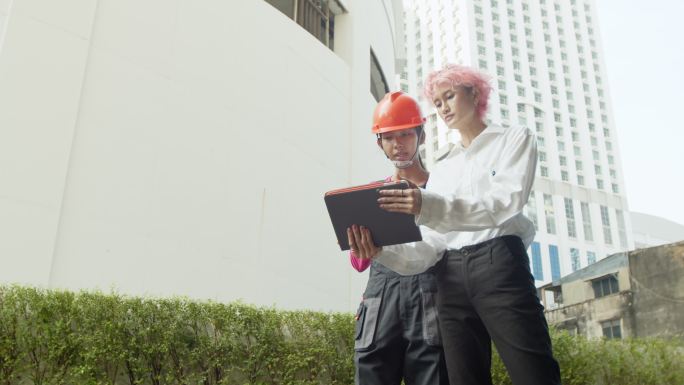 亚洲女性公私公用事业工作者通过数字平板电脑在客户房主中举行在线会议