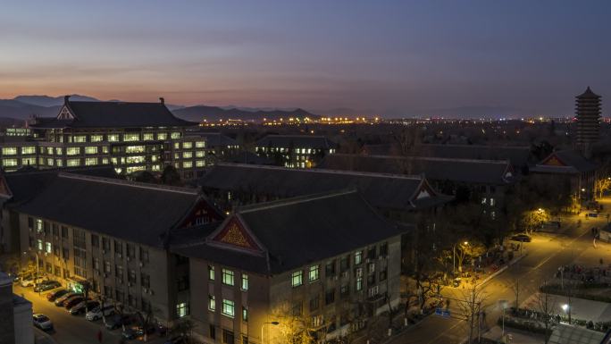 照片：北京大学哈图鸟瞰图，北京，中国，黄昏到夜晚的过渡