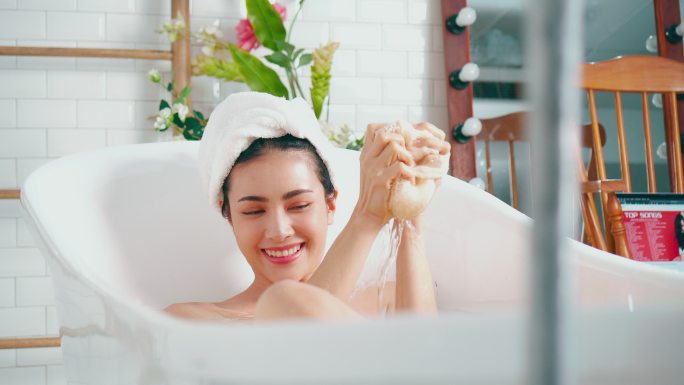 亚洲女性的身体护理在浴室的浴缸里洗澡。