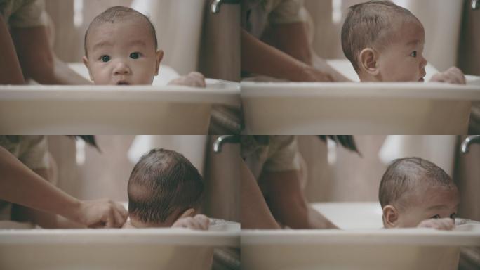 可爱的小宝宝和妈妈一起洗澡
