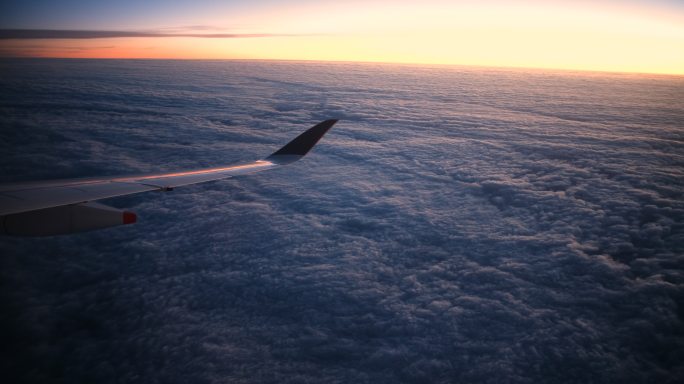 透过飞机窗口的日落