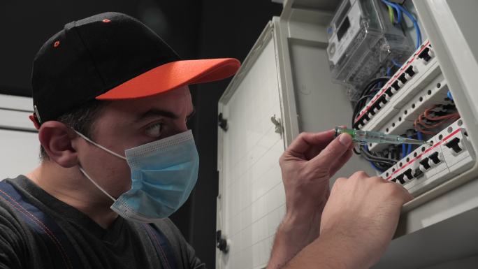 电工用N95面罩检查保险丝盒