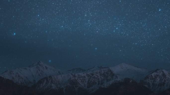 夜晚雪山上的夜空星轨天文