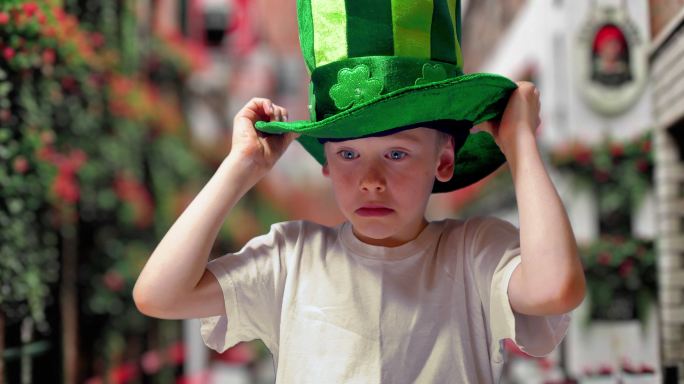圣帕特里克节戴爱尔兰绿帽子的男孩