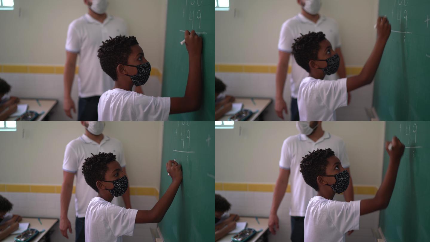 戴口罩的学生在黑板上做数学