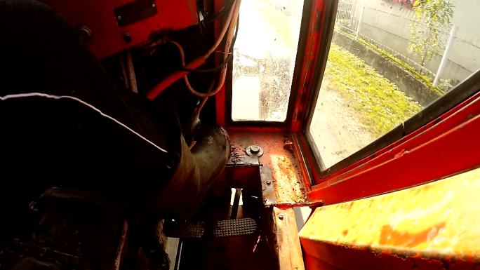 一个开拖拉机的女人