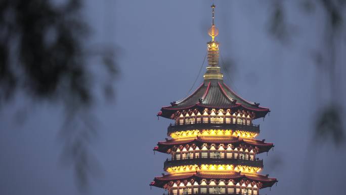 灯火通明西湖风景区雷峰塔夜景