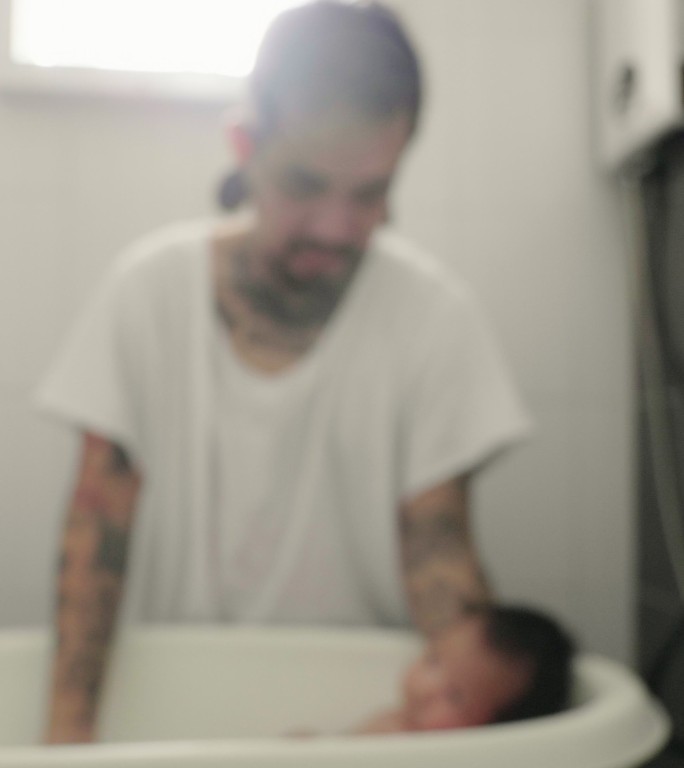 父亲给婴儿洗澡。给宝宝洗澡父与子