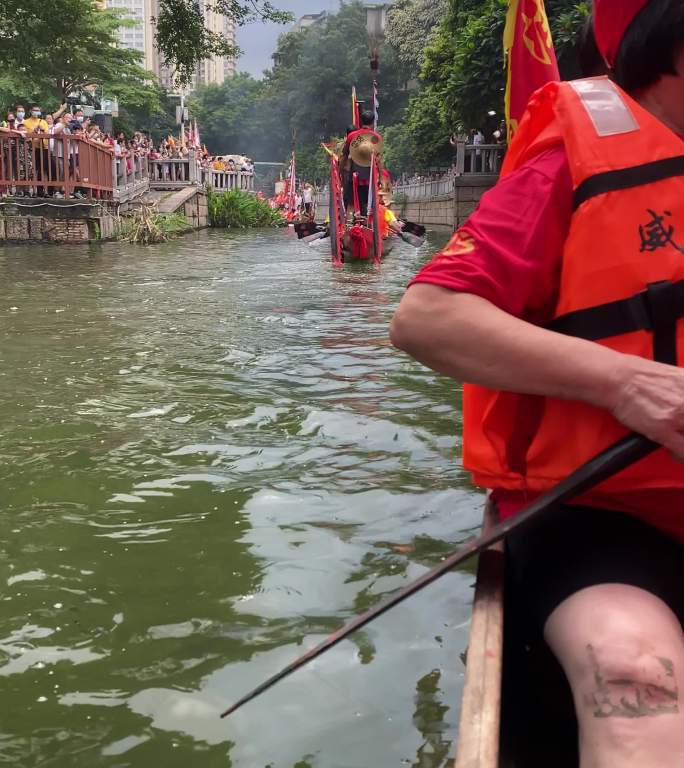 多彩龙舟盛装迎端午：锣鼓喧天浪花飞溅4