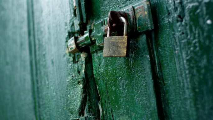 旧车门安全锁老旧门锁被锁的门古老的门锁