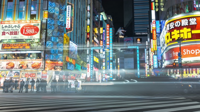 4K延时：放大日本东京哥斯拉路新宿区夜间购物街上的交通和人群