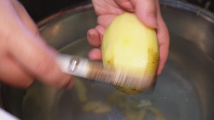 【镜头合集】主妇做饭洗土豆切土豆片削土豆