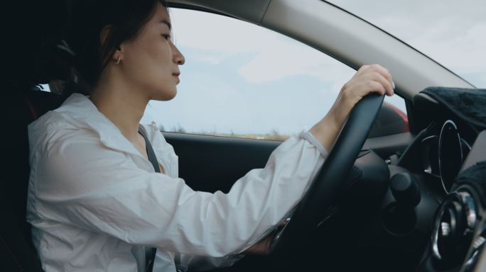 亚洲女商人开车白领女司机滴滴打车