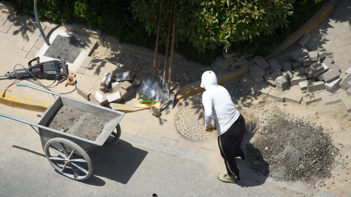 农民工烈日下干活