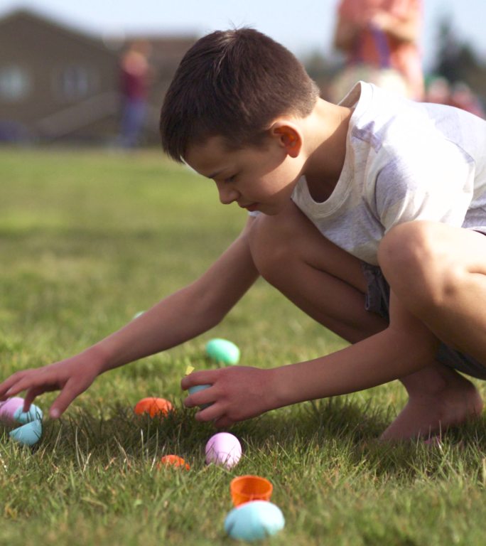 孩子们在户外寻找复活节彩蛋时玩得很开心
