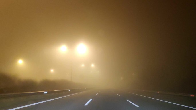 汽车在高速公路上雾天行驶