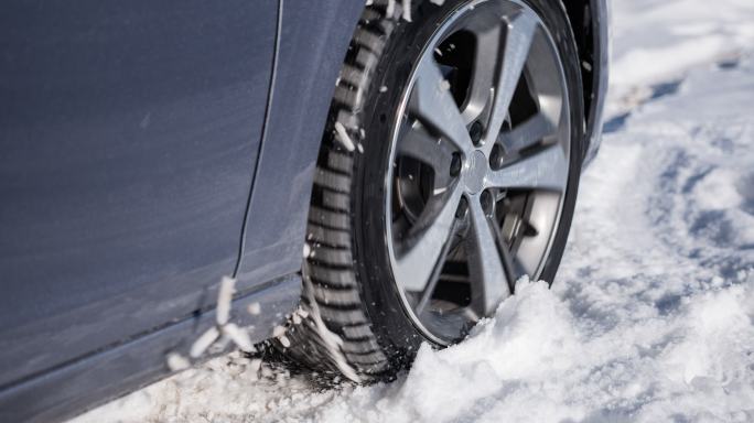 汽车在冬天被困，摄像机被雪覆盖