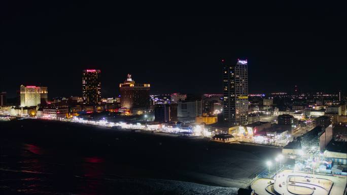 大西洋城市中心海滨的木板路，是美国东海岸著名的赌博中心，码头上有一条手推车赛道。具有向后平移摄影机运