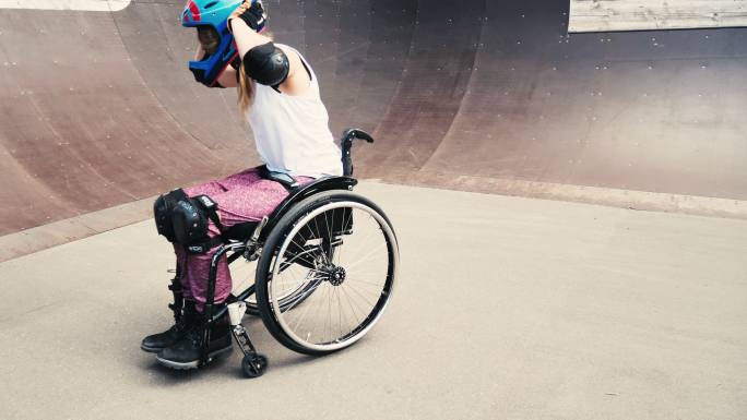 滑板公园轮椅上的女人