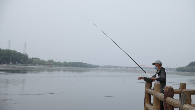 北京潮白河河边一名老人在钓鱼
