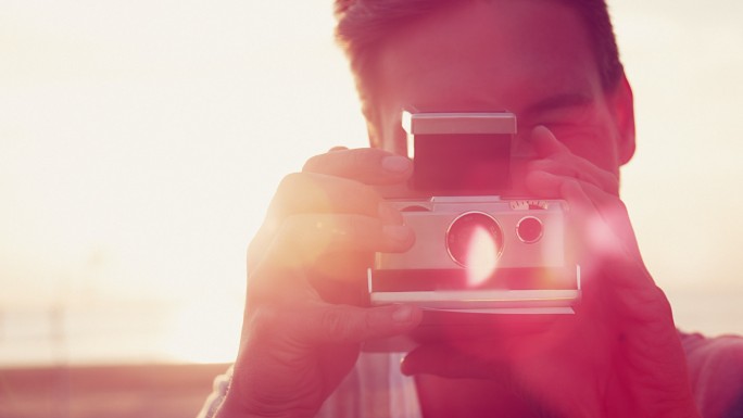 男子拍照拍照幸福胶卷相机