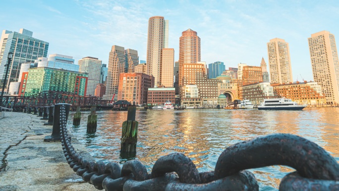 美国波士顿-2019年11月26日：美国马萨诸塞州范码头公园河滨大道上的波士顿港城市景观的4k超高清