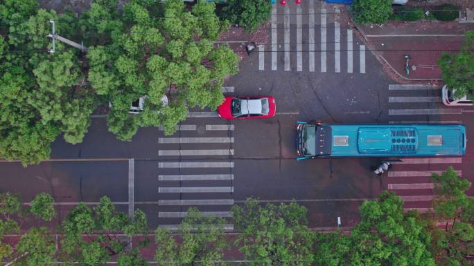 上海疫情空城航拍转运大巴接确诊病人