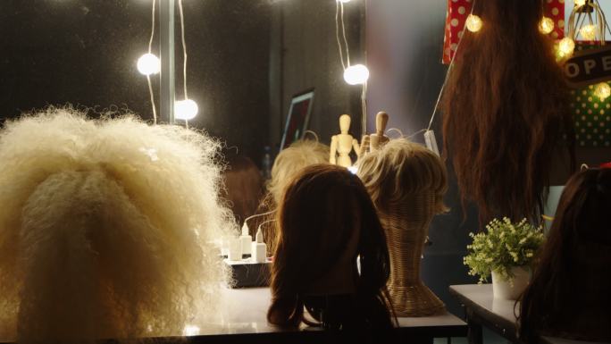 多色金色非洲棕色假发。用于癌症治疗的人造发型假发女性和女演员