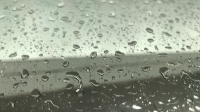雨水打在玻璃上哀伤思念回忆雨滴划过玻璃