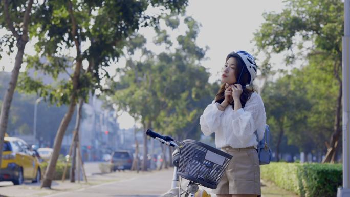 亚洲女商人在市中心租用共用自行车上班