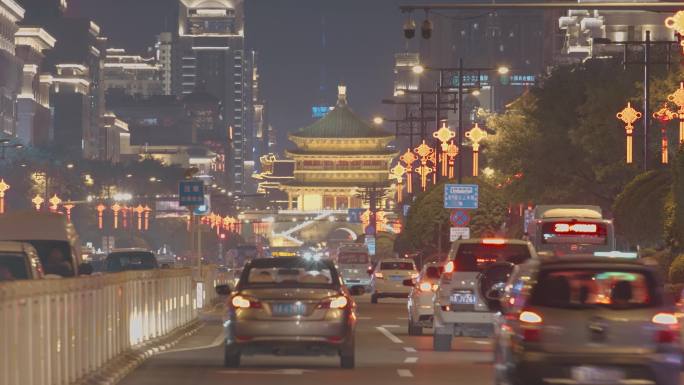 中国西安，日落时分的城市交通时空。