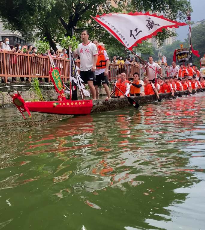 多彩龙舟盛装迎端午：锣鼓喧天浪花飞溅 5