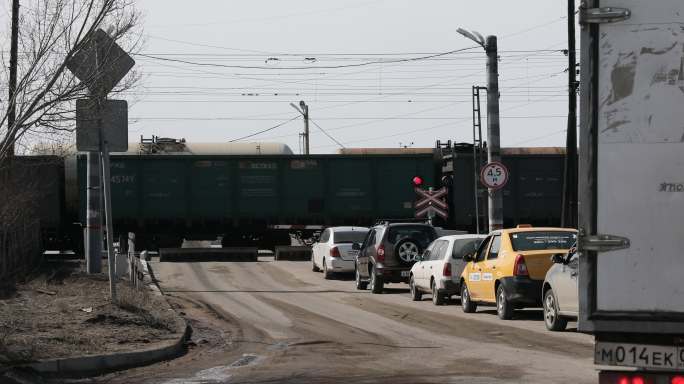 俄罗斯等候火车经过的路口4K素材