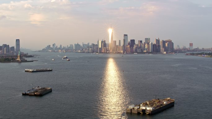 反射太阳的纽约自由塔鸟瞰图
