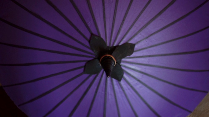 一把传统的清迈紫伞。