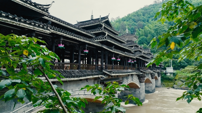 南方雨天的风雨桥空镜