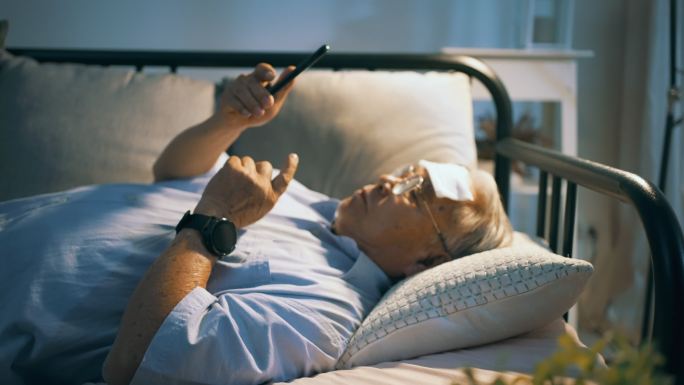一位老人用智能手机与医生谈论他的疾病