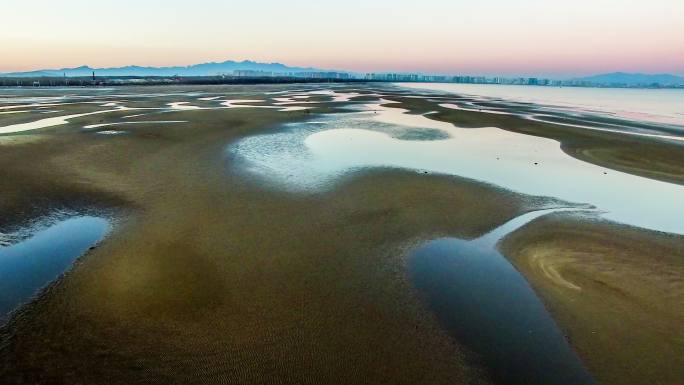 中国河北北戴河风景区迷人海滩和浅滩鸟瞰图