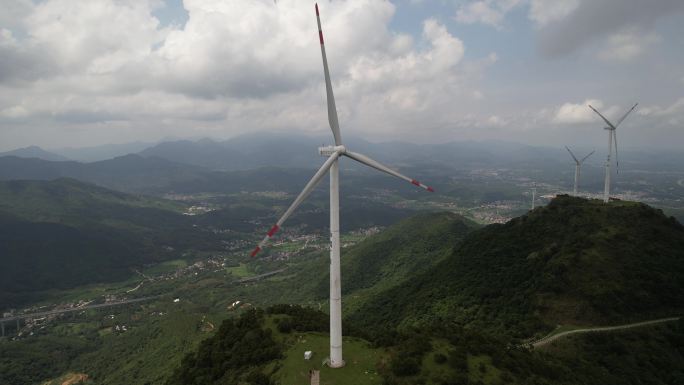 上升运镜航拍浮山岭巨型风力发电机