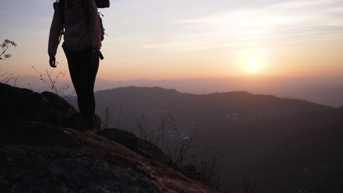 两个徒步旅行者在登山小道上帮助登上山顶