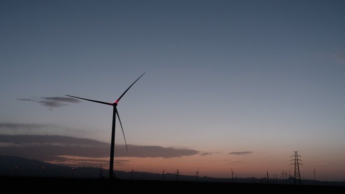 延时拍摄日落时分的风力发电车