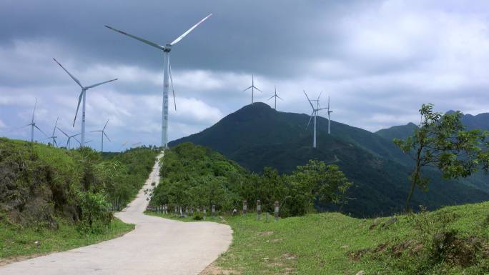 浮山岭山间公路拍大型风力发电机