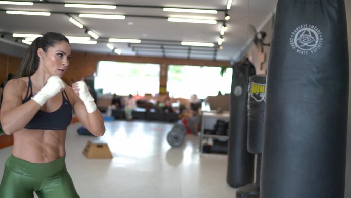 自信的女拳击手在健身房练习