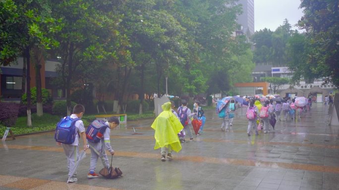 下雨天学校放学小学生放学回家