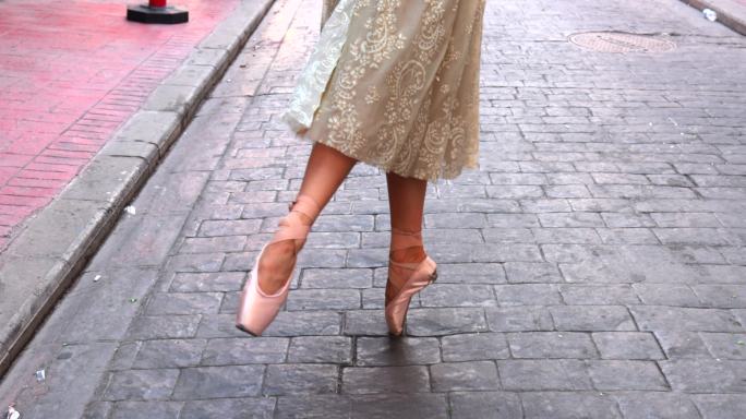 美丽的芭蕾舞演员在街上跳舞。伊斯坦布尔的加拉塔之路
