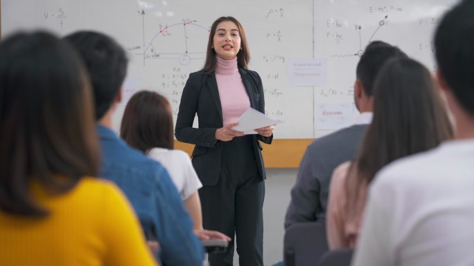 教师在课堂上对学生进行教学和讲解