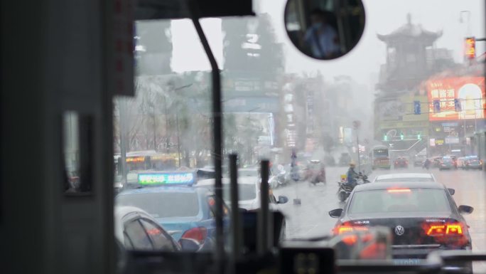 公交车司机驾驶窗外暴雨玻璃水珠