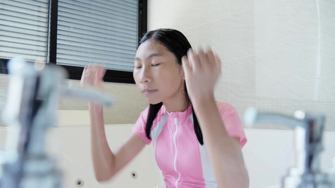 快乐的亚洲女孩在度假期间与家人在酒店或度假村的热浴缸中洗澡，生活方式理念。