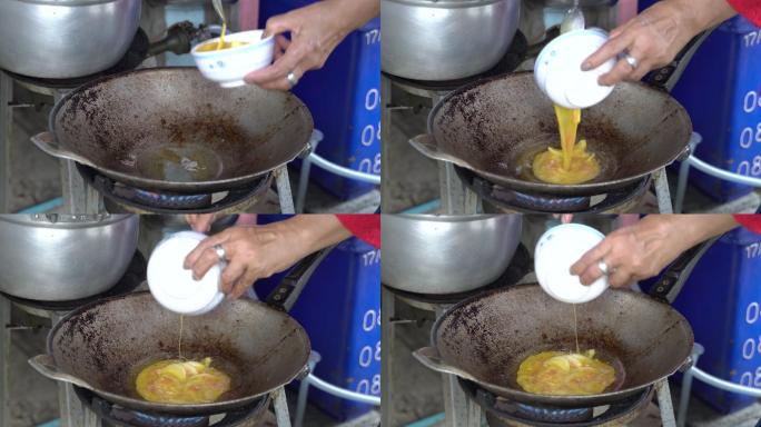 街头美食，厨师在泰国菜市场手工烹饪泰式煎蛋饼（khai Jiao）